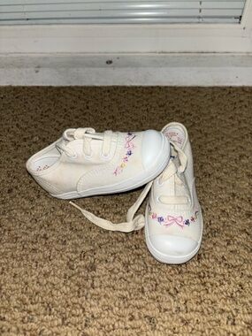 Keds Canvas Sneakers with Pink Floral Bow Accent - Cream toddler size 6 1/2